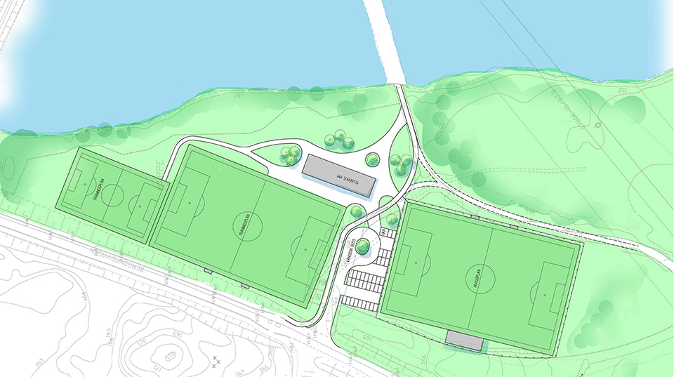Situationsplan över nya Räppevallen. Två stora fotbollsplaner och en mindre samt ett klubbhus intill en sjö. Illustration: WSP.