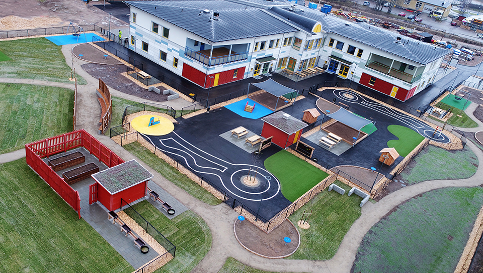 Översiktsbild på hela förskolan Saga med en lekplats med flera uteleksaker. Foto: Skymap.