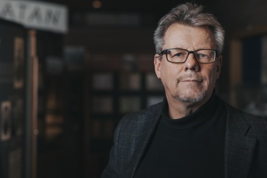 Vöfabs ordförande Patrik Åkesson. En man med glasögon, kavaj och vit skjorta.