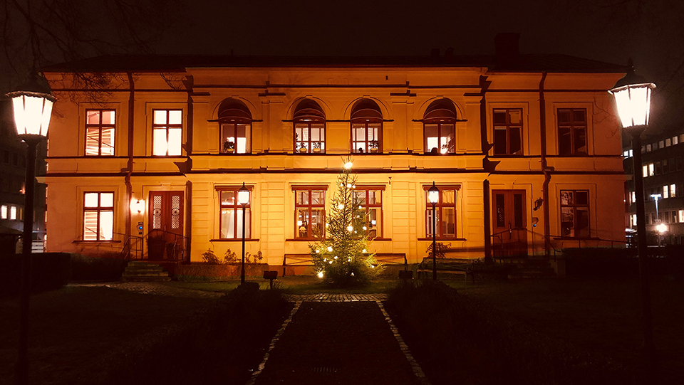 Vöfab-huset med orange belysning
